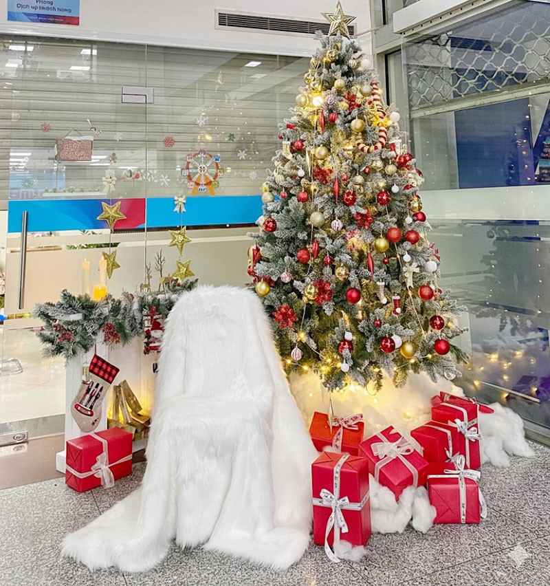 Trang trí cây thông noel tại văn phòng Viettinbank