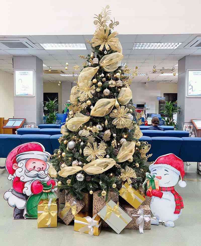 Trang trí cây thông noel ngân hàng Viettinbank