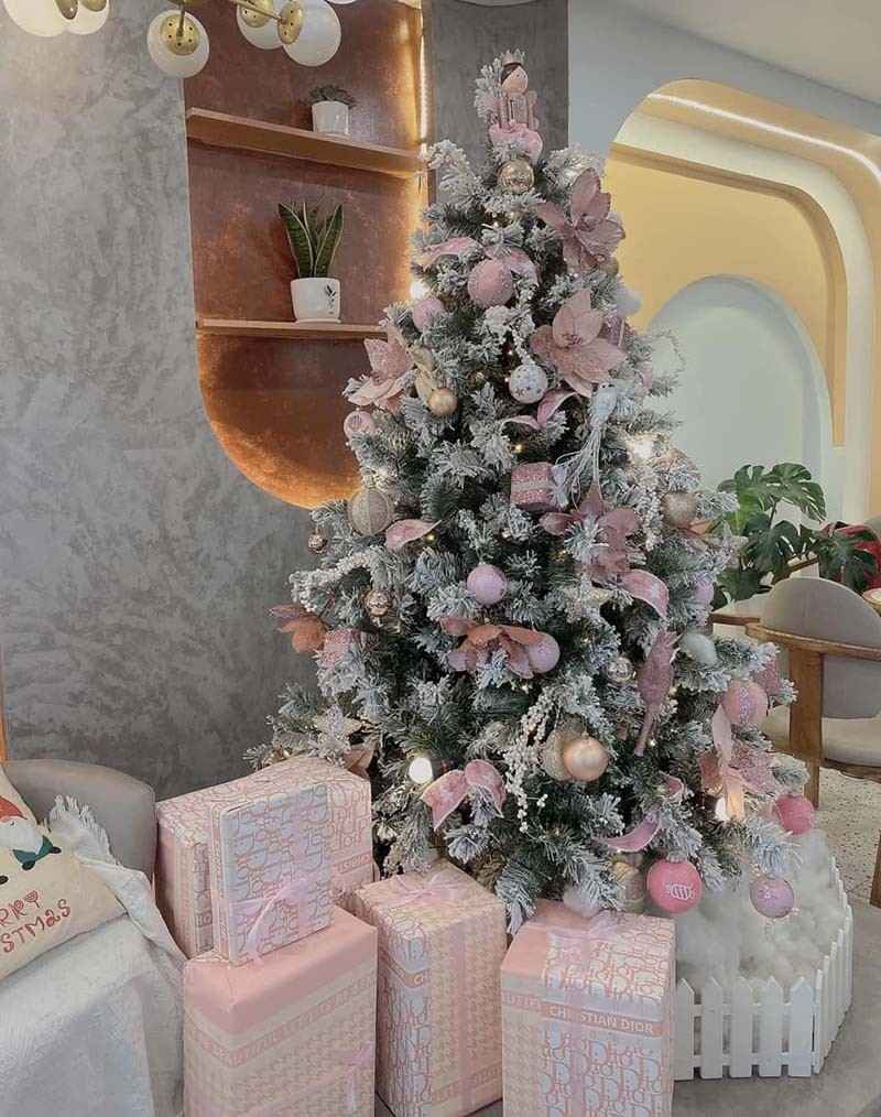 Trang trí cây thông noel màu hồng