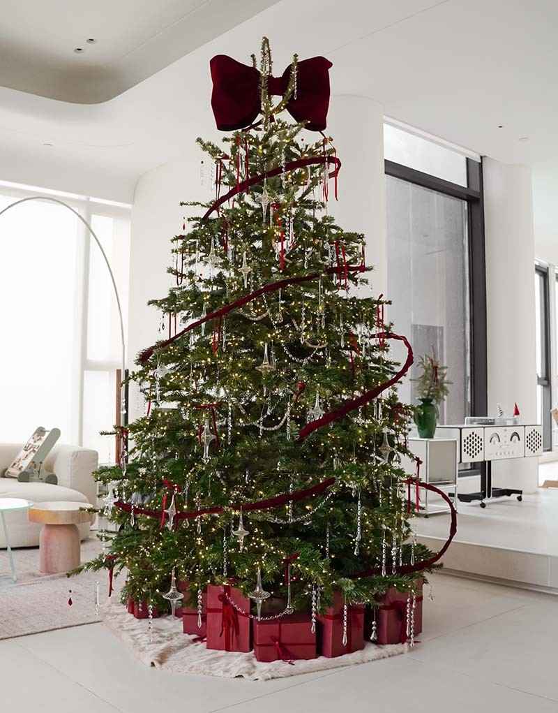 Trang trí cây thông noel theo kiểu sang trọng với đá pha lê