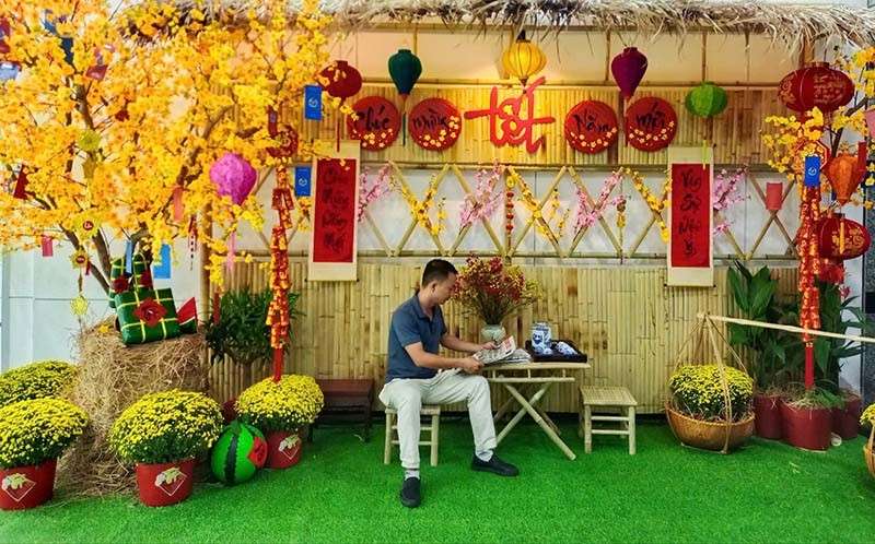 Chụp hình khách với tiểu cảnh trang trí Tết đẹp