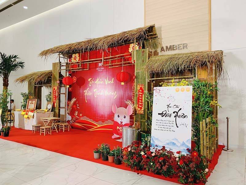 Tiểu cảnh Tết phong cách quê với nhà tranh, ghế gỗ