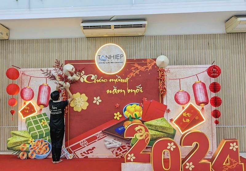 Nhân viên trang trí tiểu cảnh Tết 2024