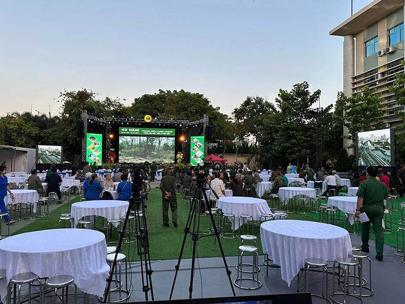 Chụp hình và quay phim tại sự kiện 49 năm kỷ niệm giải phóng