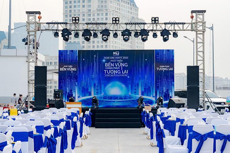 Tổ chức tiệc tất niên màu xanh dương