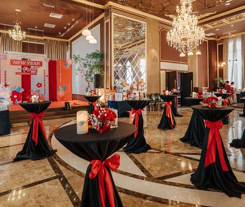 Tổ chức tiệc tất niên tại nhà hàng tông đen đỏ