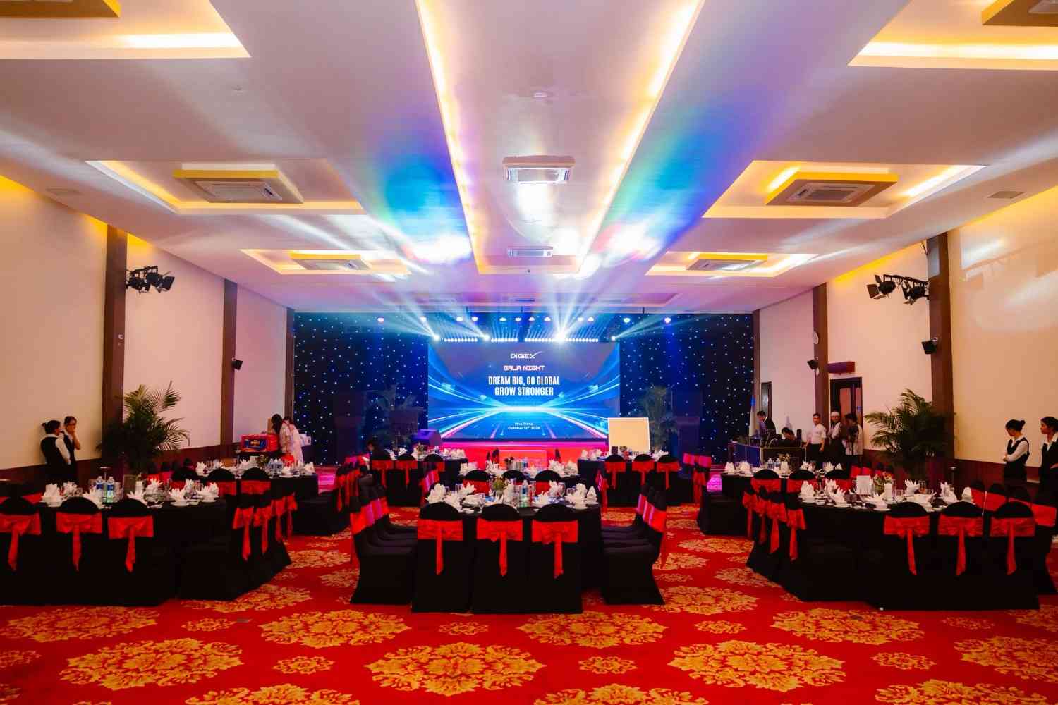 Tổ chức tiệc tất niên trong nhà hàng lớn