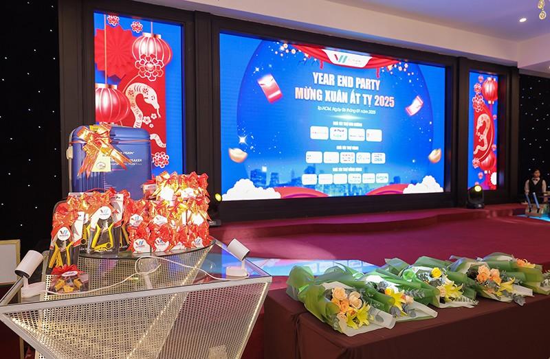 Tổ chức tiệc tất niên trong nhà hàng lớn
