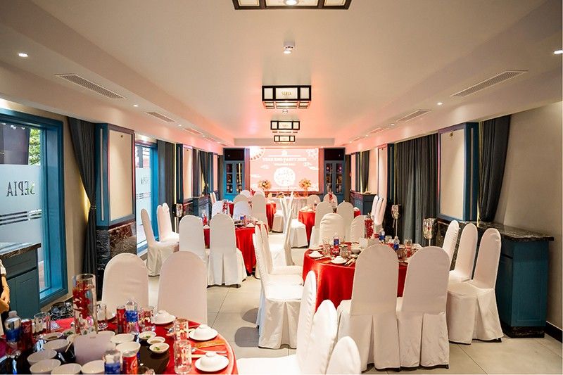 Tổ chức tiệc tất niên trong nhà hàng nhỏ