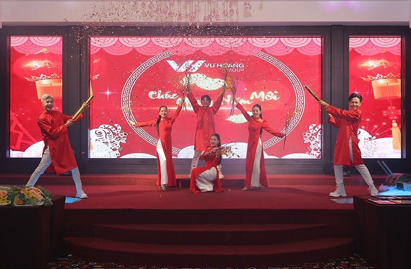 Văn nghệ trong tiệc tất niên cuối năm công ty Vũ Hoàng Telecom