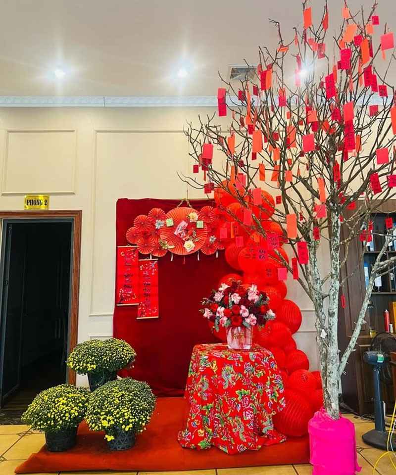 Trang trí Tết với cây lì xì đỏ cho ngân hàng
