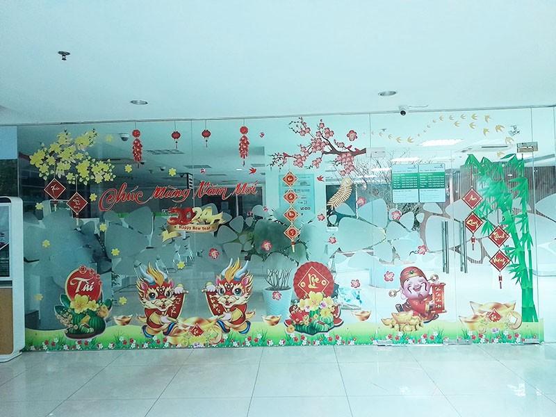 Trang trí dán kính Tết cho ngân hàng Vietcombank