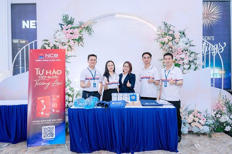 Nhân viên ngân hàng NCB bên trang trí Tết 