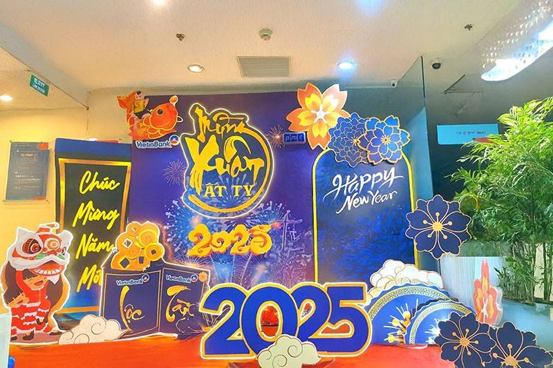 Thi công backdrop Tết 2025 tại ngân hàng Vietinbank