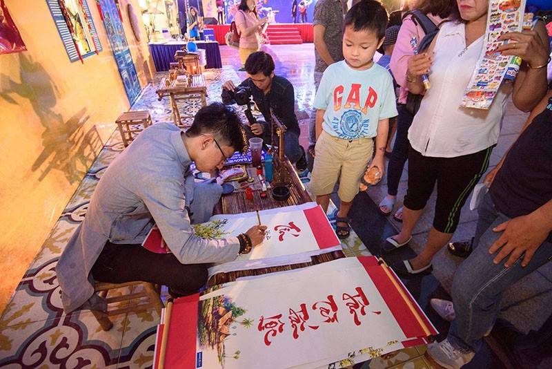 Nhân sự cho thuê ông đồ Tết cho ngân hàng