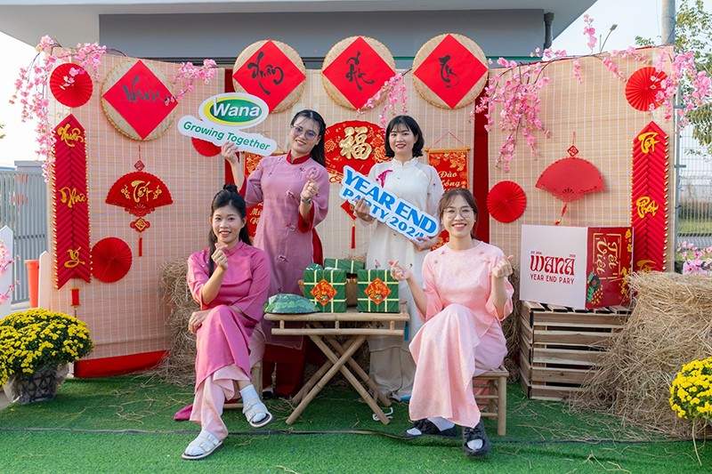 4 chị em nhân viên chụp hình với trang trí tết đẹp