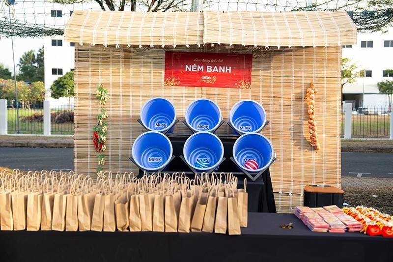 Trò chơi dân gian ném banh vào rổ trong trang trí Tết