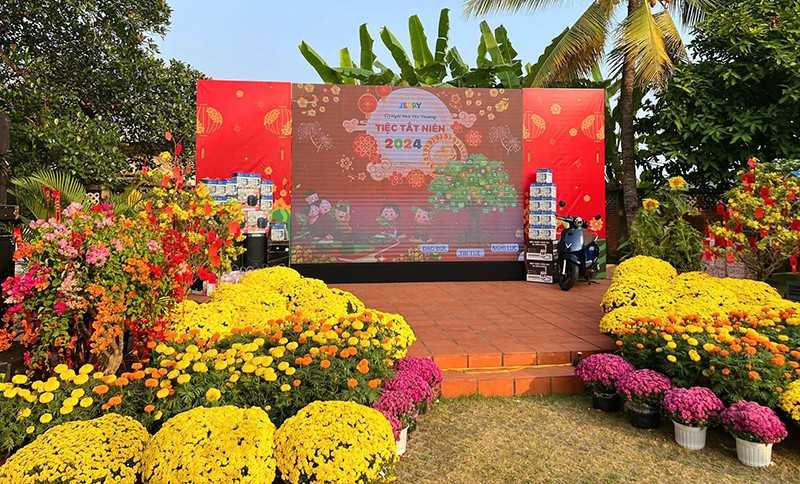 Trang trí và tổ chức tiệc tất niên