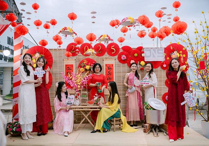 Chị em phụ nữ chụp ảnh với trang trí Tết đẹp 2025