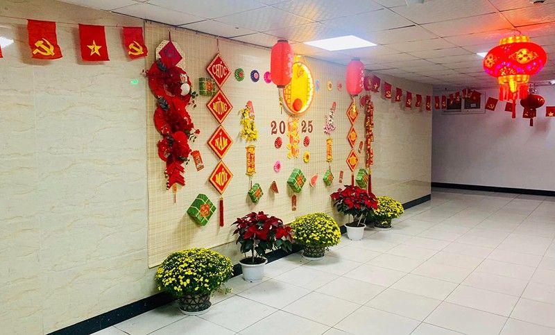 Trang trí Tết đơn giản trên tường văn phòng