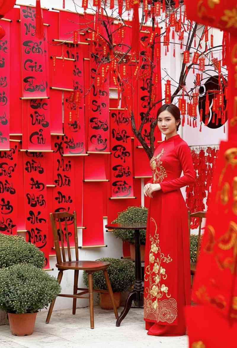 Trang trí Tết với câu đối đỏ thư pháp