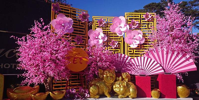 Trang trí Tết trước cổng trung tâm thương mại