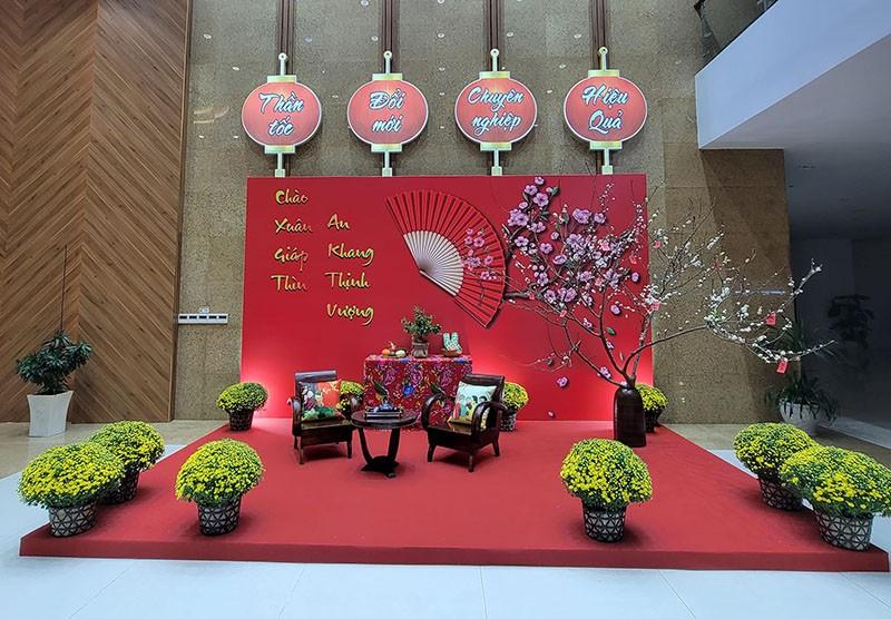 Backdrop Tết hiện đại và tiểu cảnh đơn giản