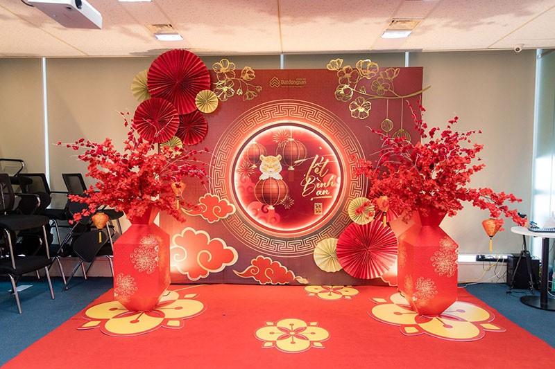 Backdrop tất niên Tết màu đỏ cho công ty bất động sản