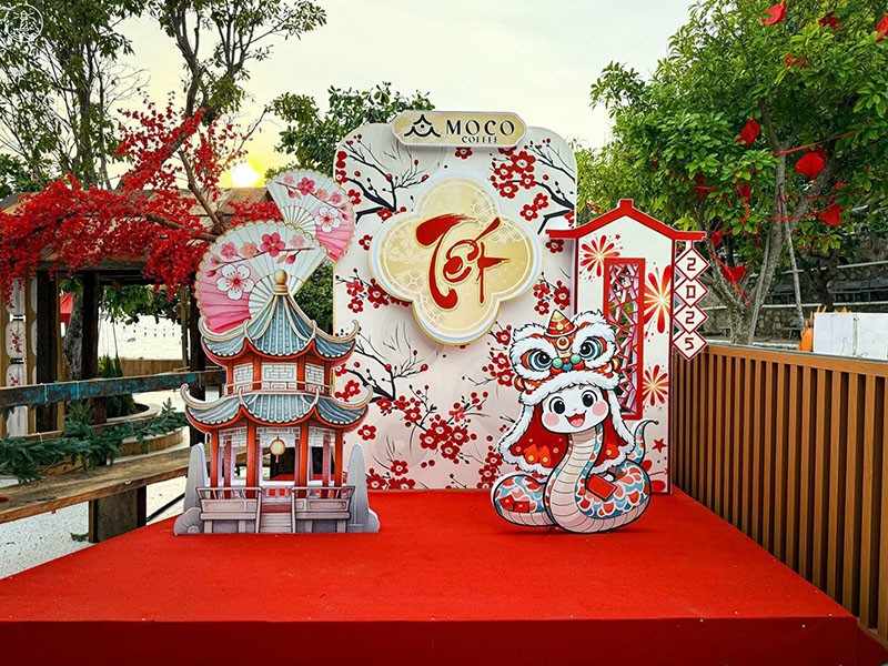 Backdrop Tết ngoài trời cho quán cà phê