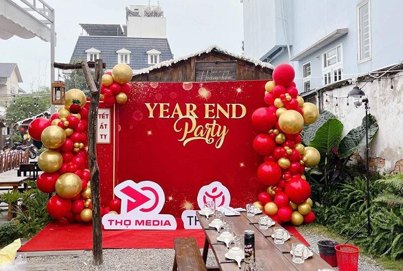 Backdrop Year End Party màu đỏ vàng