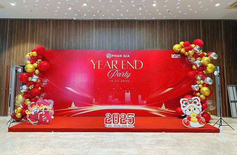 Backdrop tết đỏ sảnh tòa nhà công ty bất động sản Phan Gia