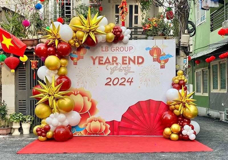 Backdrop tất niên trắng đỏ đơn giản