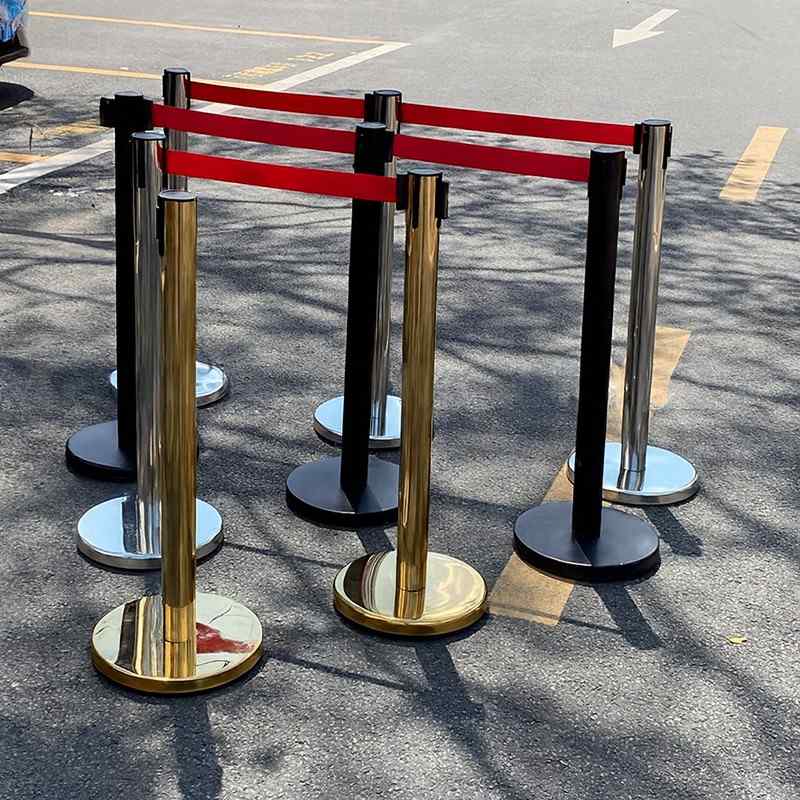 Cột chắn inox màu vàng, bạc và đen cùng dây kéo màu đỏ