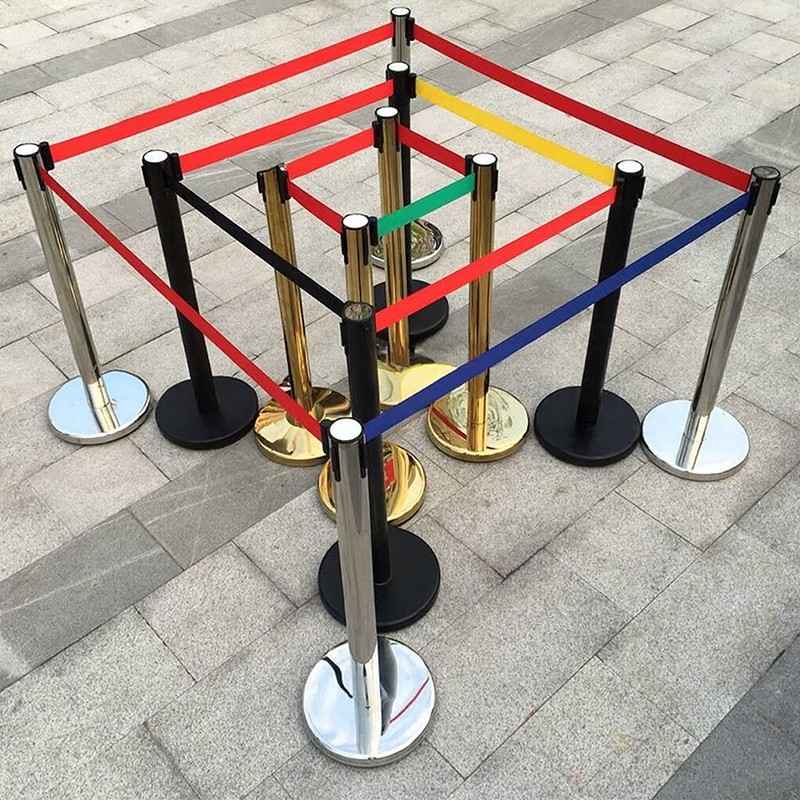 trụ barrier inox màu bạc và đen cùng dây kéo 7 màu