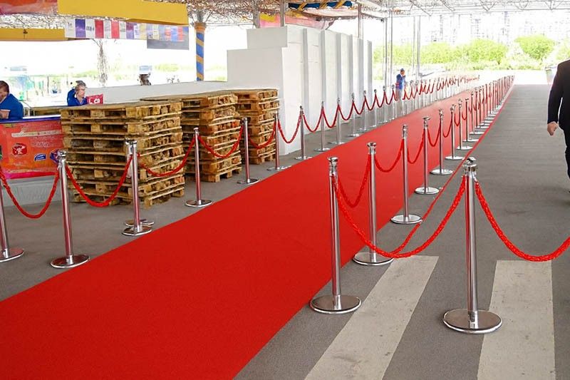 trụ barrier và thảm đỏ trong sự kiện khởi công