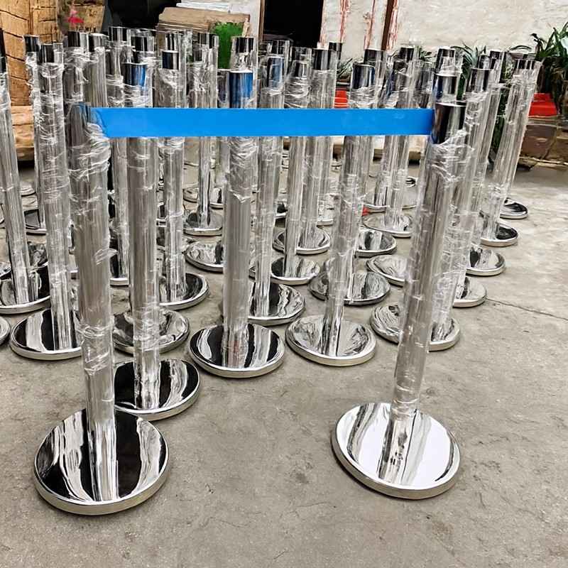 Các trụ barrier inox màu bạc, dây kéo xanh dương trong sự kiện