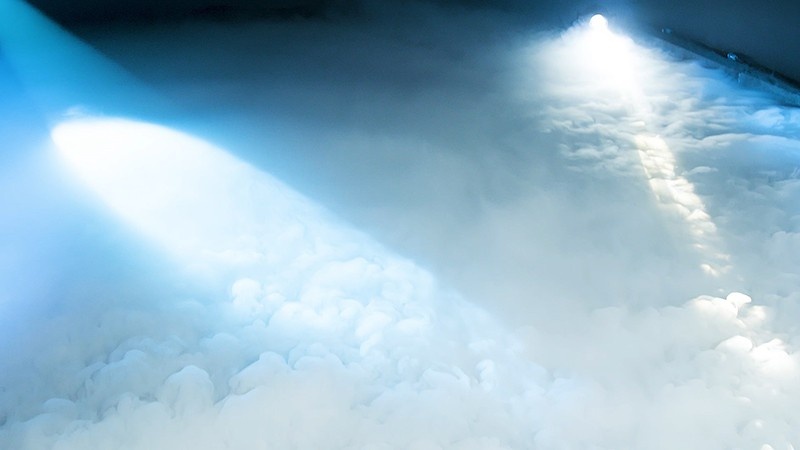 Máy phun khói trên sân khấu trong 1 sự kiện