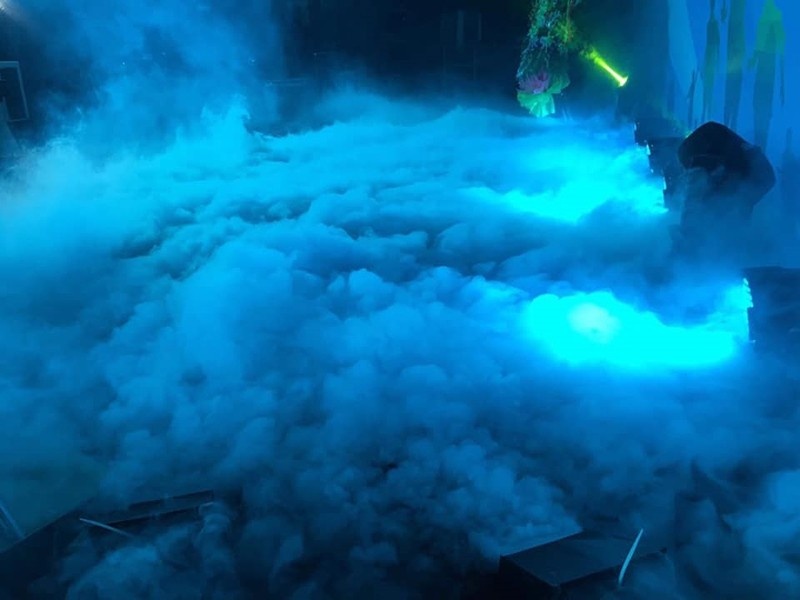 Máy phun khói trên sân khấu trong 1 sự kiện