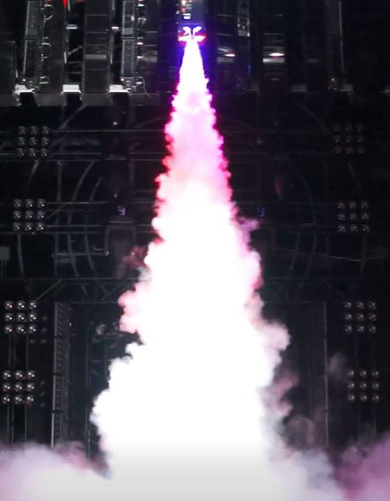 Máy phun khói từ trên xuống trên sân khấu trong 1 sự kiện