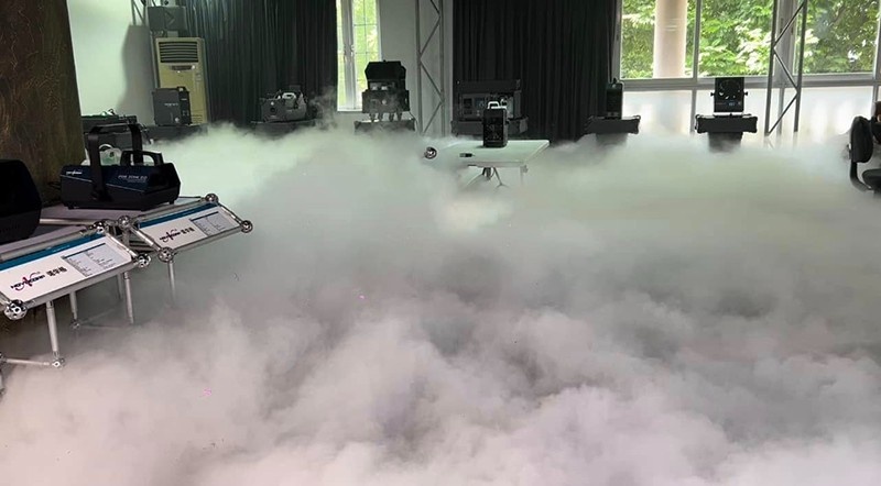 Máy phun khói trên sân khấu trong 1 sự kiện