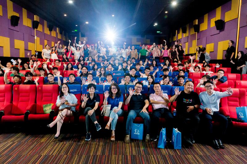 Thầy cô chụp hình với tân sinh viên