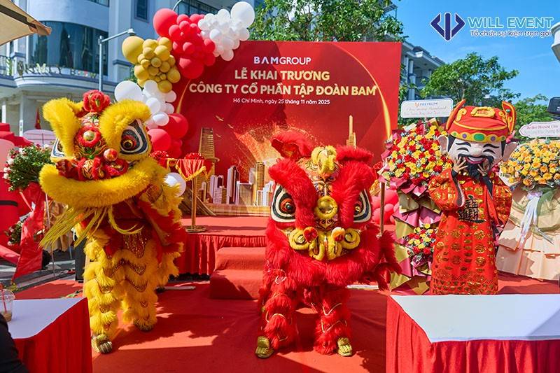 Múa lân sư rồng trong buổi lễ khai trương