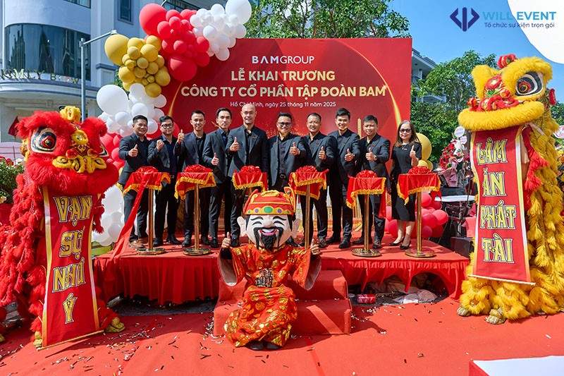 Đội ngũ Bamland cắt băng khai trương màu đỏ