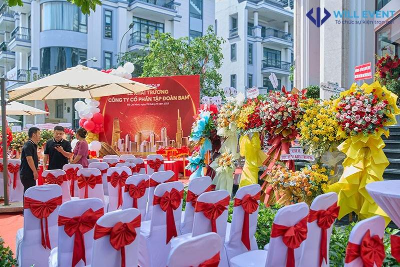 Backdrop và bàn ghế được chuẩn bị trước giờ khai trương