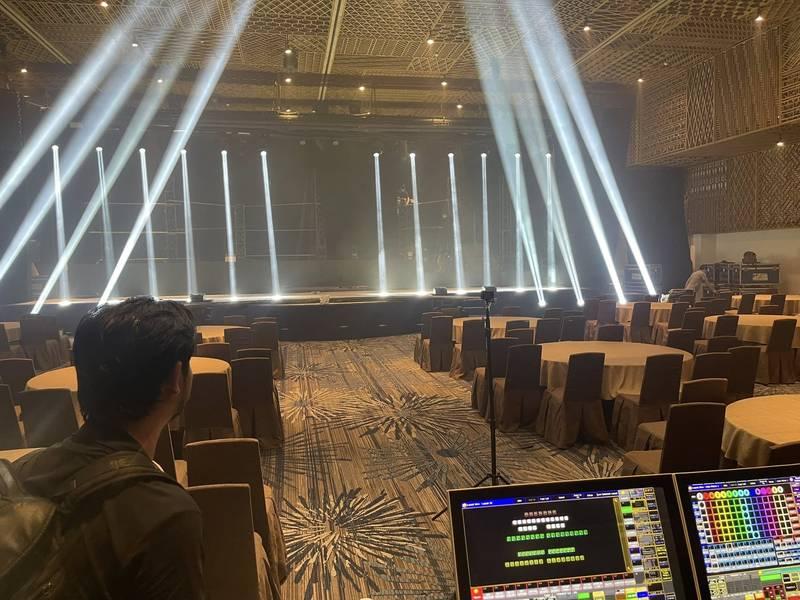 Cho thuê đèn chiếu backdrop sự kiện giá rẻ HCM với hệ thống đèn chiếu sáng chuyên nghiệp trên sân khấu lớn.