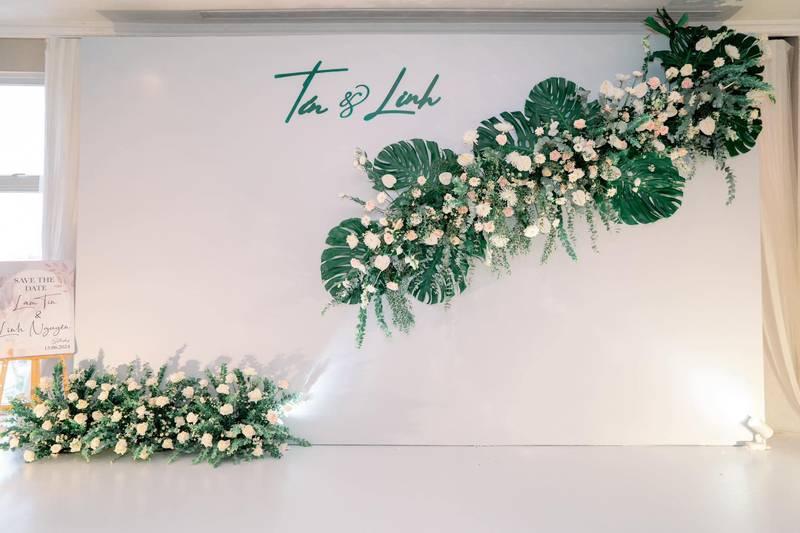Cho thuê đèn chiếu backdrop sự kiện giá rẻ HCM với background hoa lá trang trí tinh tế.