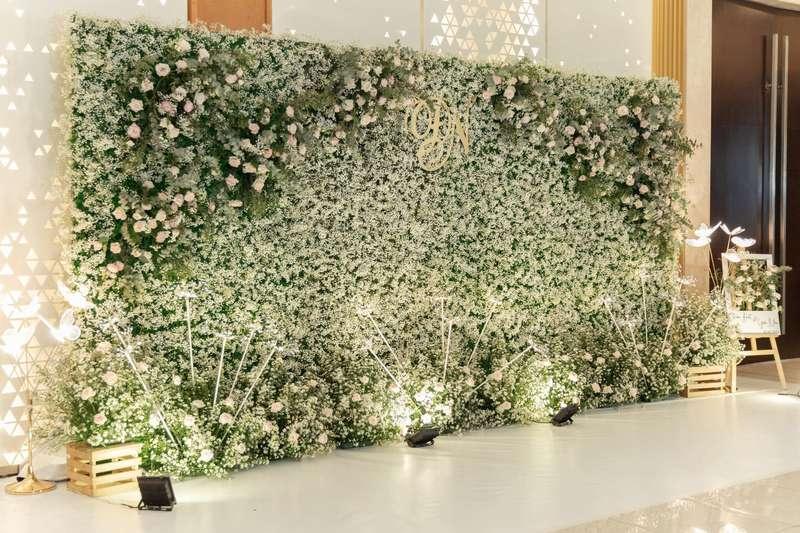Cho thuê đèn chiếu backdrop sự kiện giá rẻ HCM với backdrop hoa tươi sang trọng và ánh sáng nổi bật.