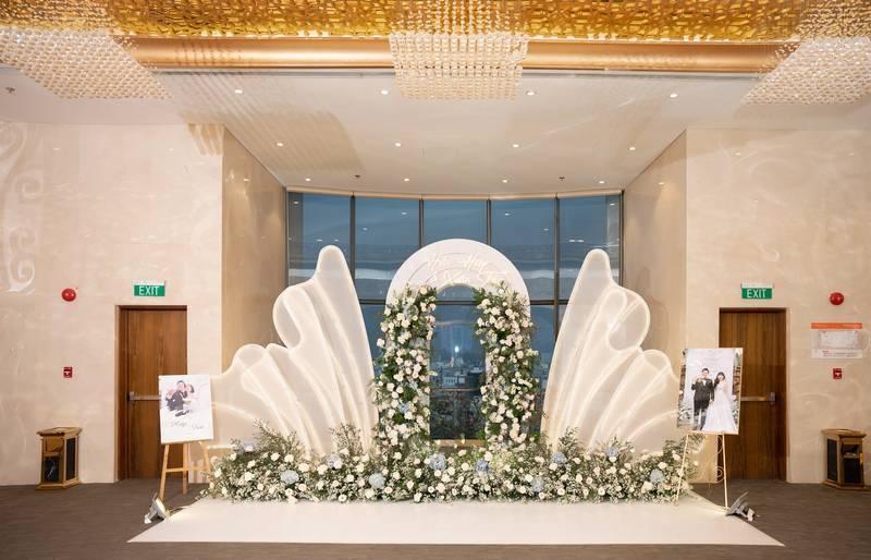 Cho thuê đèn chiếu backdrop sự kiện giá rẻ HCM với thiết kế hoa và ánh sáng sang trọng.