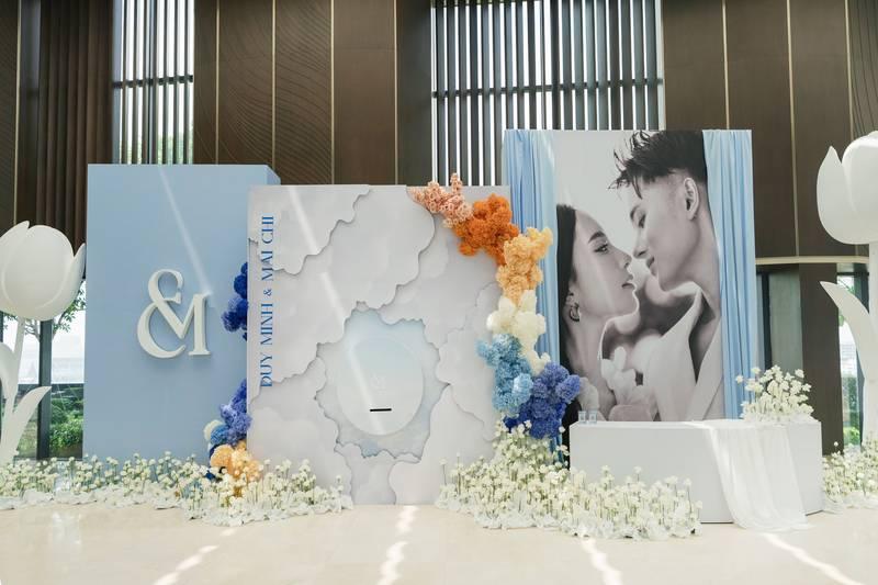 Cho thuê đèn chiếu backdrop sự kiện giá rẻ HCM với thiết kế hiện đại và hoa trang trí tinh tế.