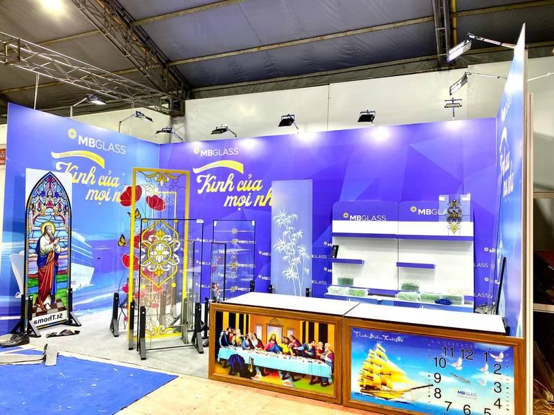 Cho thuê đèn chiếu backdrop sự kiện giá rẻ HCM chiếu sáng rõ nét tại gian hàng triển lãm.